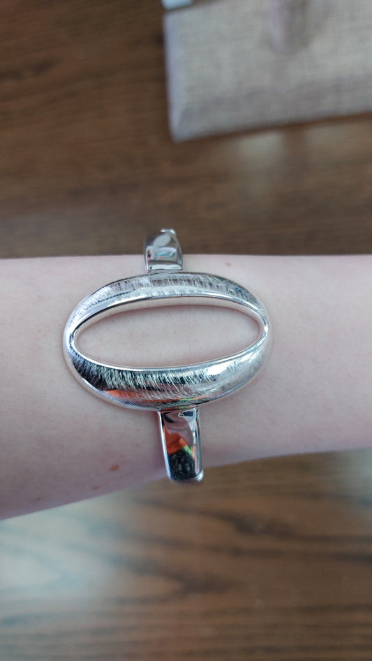 Oval Fronted Silver Stretch Bangle